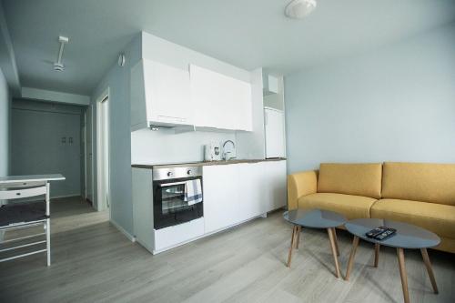 斯塔万格斯塔万格公寓式酒店的厨房以及带沙发和桌子的客厅。