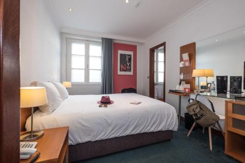 埃武拉埃武拉中心思黛酒店的配有一张床和一张书桌的酒店客房