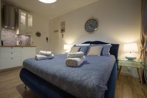 索波特Blue Boat Apartment Sopot的一间卧室配有一张大床和毛巾