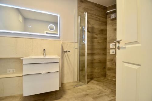 青斯特Villa Strandblick 6的一间带水槽和淋浴的浴室