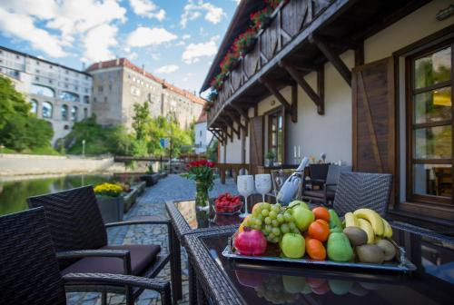 捷克克鲁姆洛夫加尔尼城堡大桥酒店的阳台上桌子上的水果盘