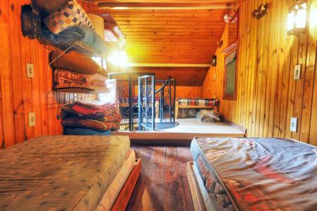 新弗里堡Sitio Recanto Lumiar的小木屋内一间卧室,配有一张床