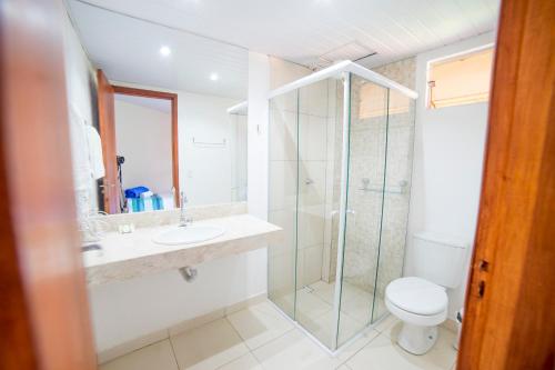 博尼图帕萨达姆特波尼特酒店的带淋浴、卫生间和盥洗盆的浴室