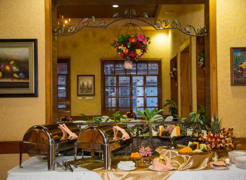 Jinotega咖啡厅酒店的一间设有镜子和餐桌的用餐室