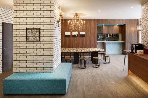 东京the b shimbashi toranomon的厨房以及带砖墙的用餐室。