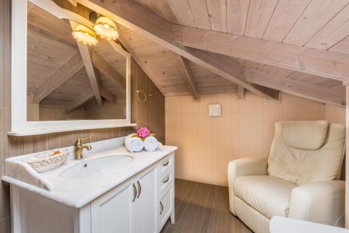 米蒂利尼赛欧菲洛斯乐园精品酒店的一间带水槽和椅子的浴室