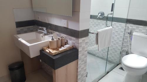 沙努尔亚曼旅馆的一间带水槽和卫生间的浴室