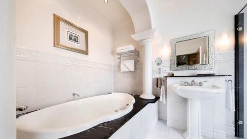 巴拉腊特克雷格皇家酒店的白色的浴室设有浴缸和水槽。
