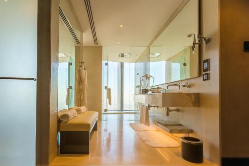 安曼安曼罗塔纳酒店的一间带水槽和大镜子的浴室