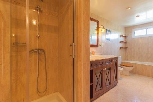 马略卡岛帕尔马Brisas的带淋浴和盥洗盆的浴室