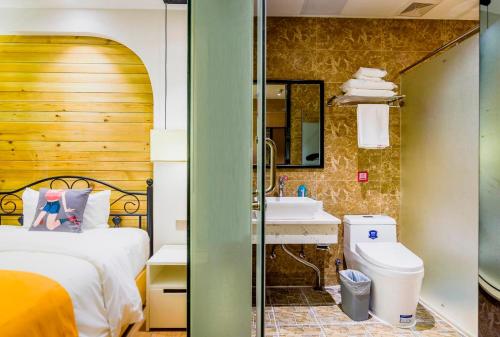 西安派酒店·西安碑林博物馆和平门店的一间带床、水槽和卫生间的浴室