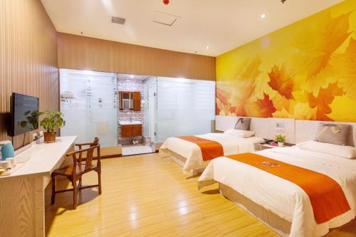 北京派酒店·北京牡丹园龙翔路店的酒店客房设有两张床、一张桌子和一台电视。
