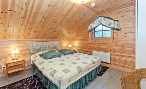 艾赫泰里Holiday Club Ähtäri Cottages的小木屋内一间卧室,配有一张床