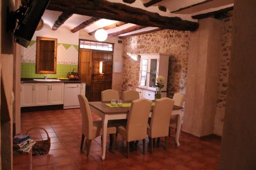 Puebla de San MiguelCasa Rural Majico的厨房以及带桌椅的用餐室。