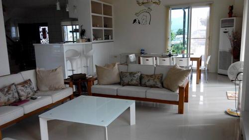 Gongzhao叭哩沙喃民宿 的客厅配有两张沙发和一张咖啡桌