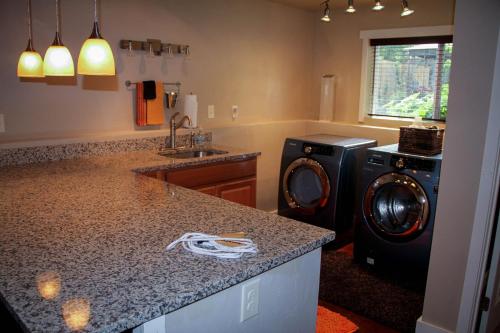 卡本代尔The 8th Street Retreat的厨房配有洗衣机和水槽