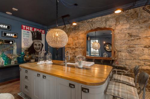 爱丁堡巴克斯特旅馆 的一间石墙房间内的酒吧