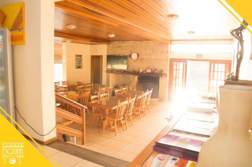 里奥格兰德波萨达伊斯奎纳度索尔酒店的餐厅设有1间带桌椅的用餐室