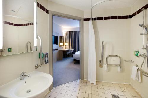 沃特福德Leonardo Hotel London Watford的带浴缸、水槽和淋浴的浴室