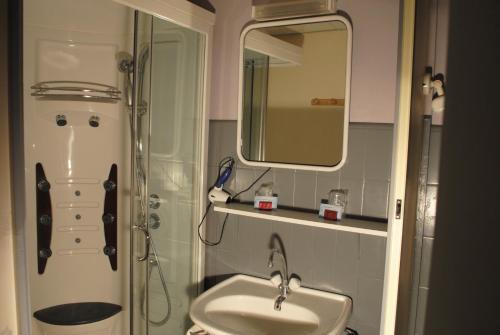 La Ferté-MacéTaverne de la paix的一间带卫生间、水槽和镜子的浴室