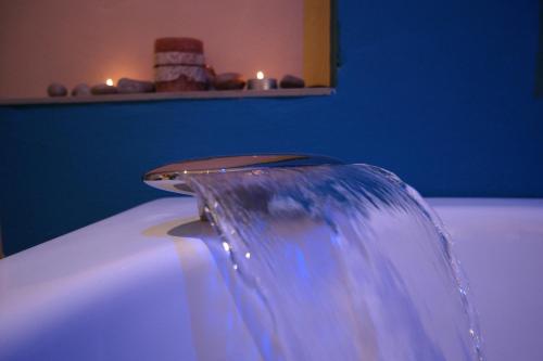 塞萨洛尼基ThessPalace的一个带喷泉的浴缸的壁橱