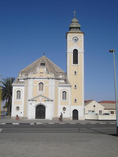 斯瓦科普蒙德Marietjie's Guesthouse的一座带钟楼的大型白色教堂