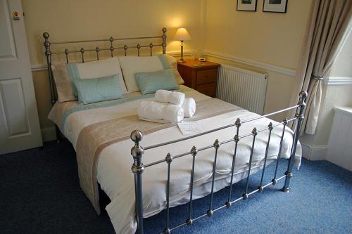 布里克瑟姆布里克瑟姆酒店的一间卧室配有一张带白色床单和蓝色枕头的大床。