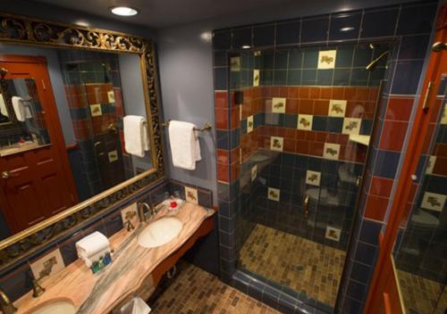圣路易斯-奥比斯保玛丹娜酒店的一间带水槽和镜子的浴室