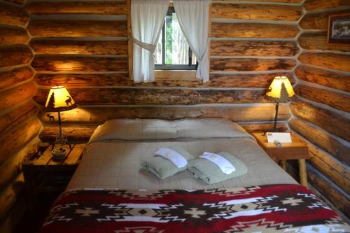 埃斯卡兰特埃斯卡兰特欧特菲特斯度假村的小木屋内一间卧室,配有一张床