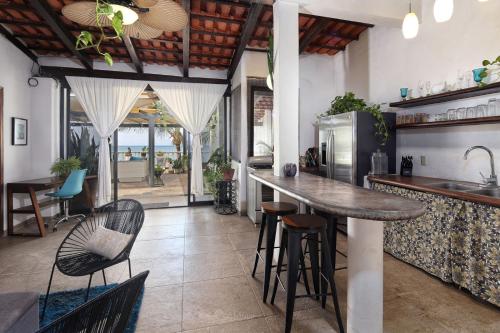 萨尤利塔Hotel Vista Oceana Sayulita的厨房配有桌椅和柜台。