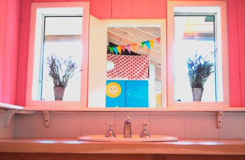 圣马丁德洛斯Casa Las Moras的浴室设有2扇窗户和水槽