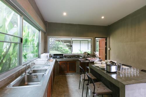 泰国强山度假屋的厨房或小厨房