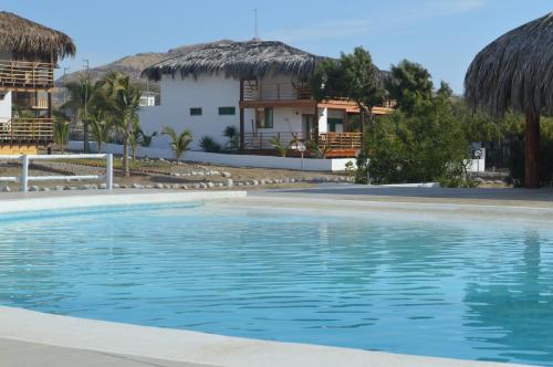 洛斯拉甘斯Casa BlueSky的一座带房子的游泳池