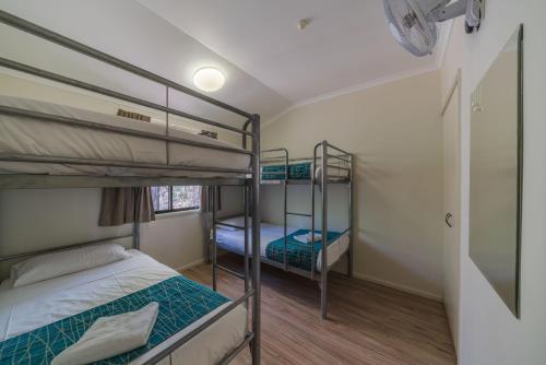 洛坎普顿卡普里可恩石窟酒店的一间卧室设有两张双层床和一扇窗户。