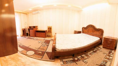 鄂木斯克Omsk Sutki Apartments on 70 let oktyabrya 16/4的一间卧室,卧室内配有一张大床