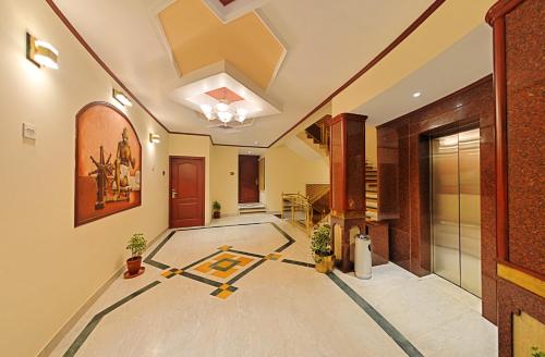 坦贾武尔那南酒店的一间设有天花板走廊的客房