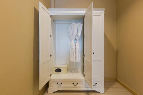 南芭堤雅诚度假Spa酒店的衣柜,带梳妆台的白色橱柜