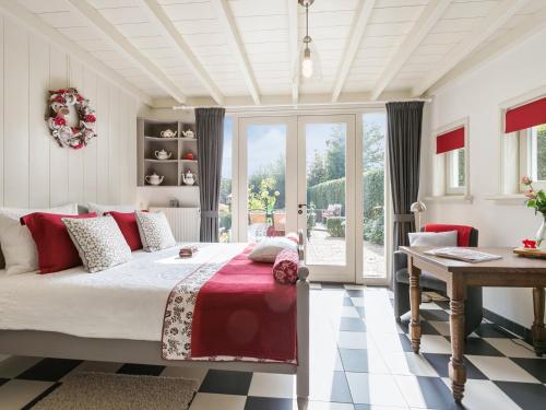 奥斯楚特B&B Het Pronkbed的一间卧室配有一张带红色枕头的大床