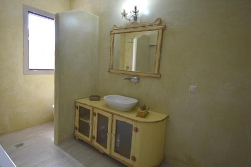 PsinthosBianca Suite & Home的浴室设有水槽和墙上的镜子