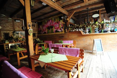 施莱茨Hotel Piccolo的一间带桌椅的餐厅和酒吧