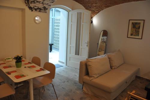 萨格勒布Apartment San Marco的客厅配有沙发和桌子