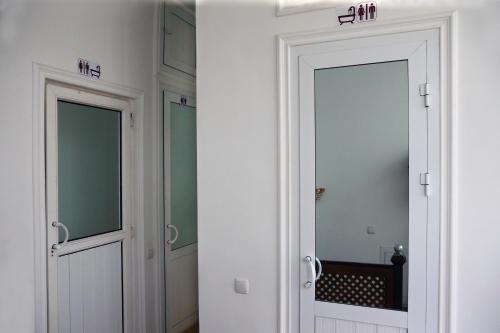撒马尔罕阿米尔旅舍的两个门,位于带镜子的房间