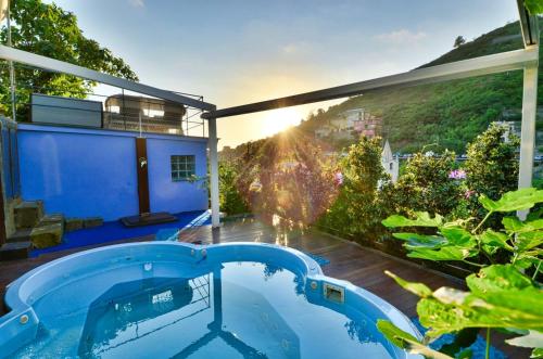 里奥马哲雷科丽特瑞酒店的一座带房子的庭院内的游泳池