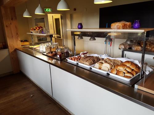 法尔肯斯瓦德哈尔巴洛瑞法旅舍的面包柜台,提供各种面包和糕点