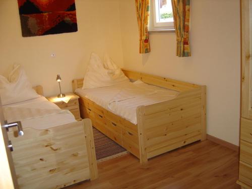 法克湖畔杜罗博拉赫Romantica的一间卧室设有两张单人床和一个窗户。