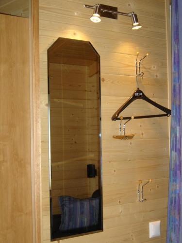 法克湖畔杜罗博拉赫Romantica的浴室设有一面镜子和木墙