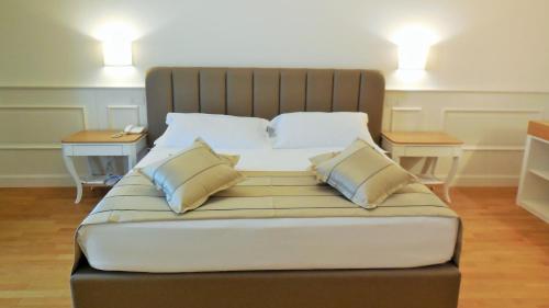 马里奇罗酒店客房内的一张或多张床位