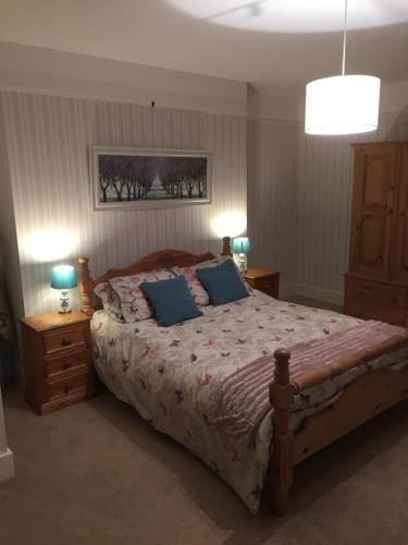 吉林汉姆Church Farm的一间卧室配有一张带蓝色枕头的大床