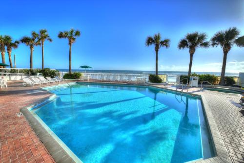巴哈马之家 - 代托纳比奇海滩酒店内部或周边的泳池