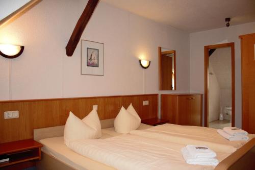 巴特朗根萨尔察乌尤特公寓的卧室配有带白色枕头的大床